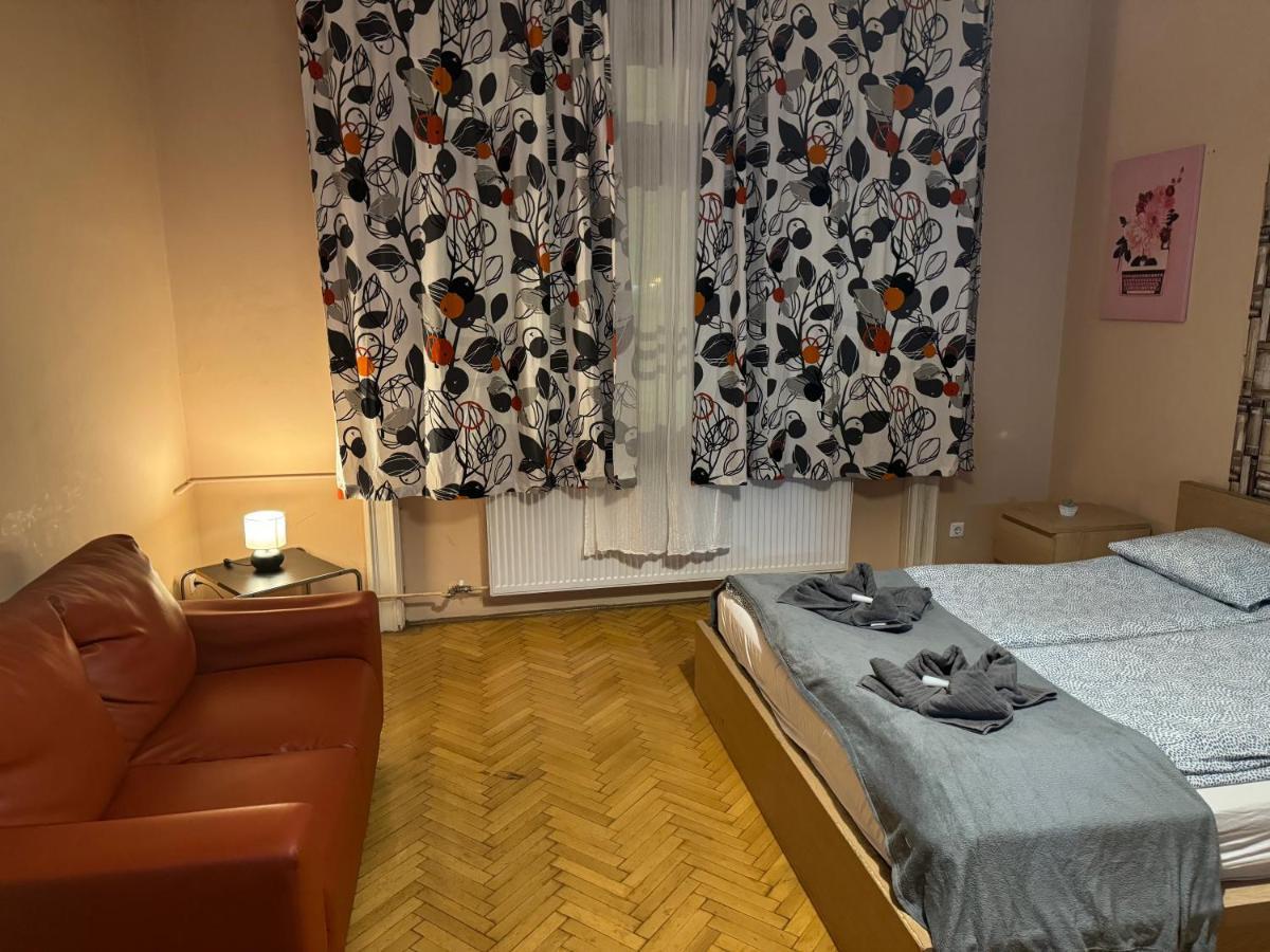 Appartamento Lanchid Castle Side Red And Blue Budapest Esterno foto